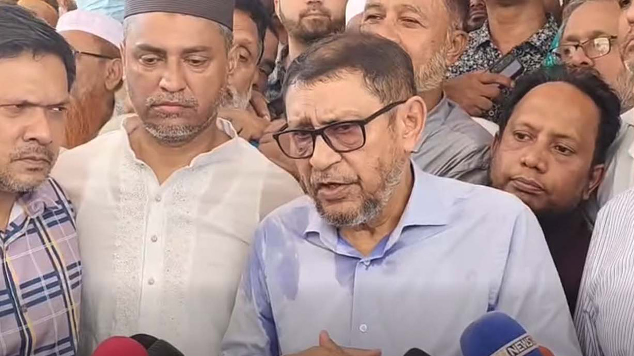 কুমিল্লায় হাসপাতাল পরিদর্শনের সময় গণমাধ্যমের সাথে কথা বলেন স্বাস্থ্য ও পরিবারকল্যাণ মন্ত্রী সরদার মো: শাখাওয়াত হোসেন