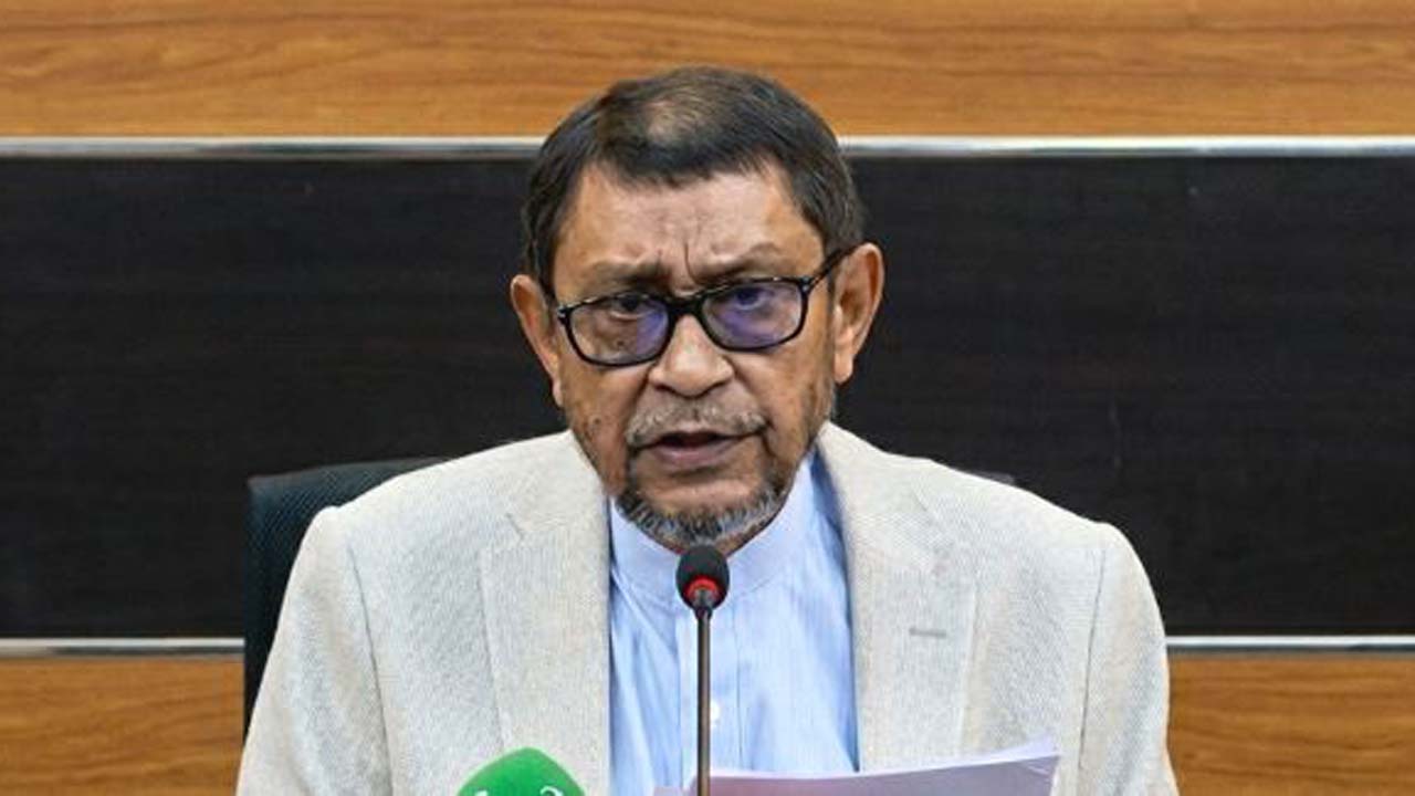 সংবাদ সম্মেলনে কথা বলছেন স্বাস্থ্যমন্ত্রী সরদার মো: সাখাওয়াত হোসেন