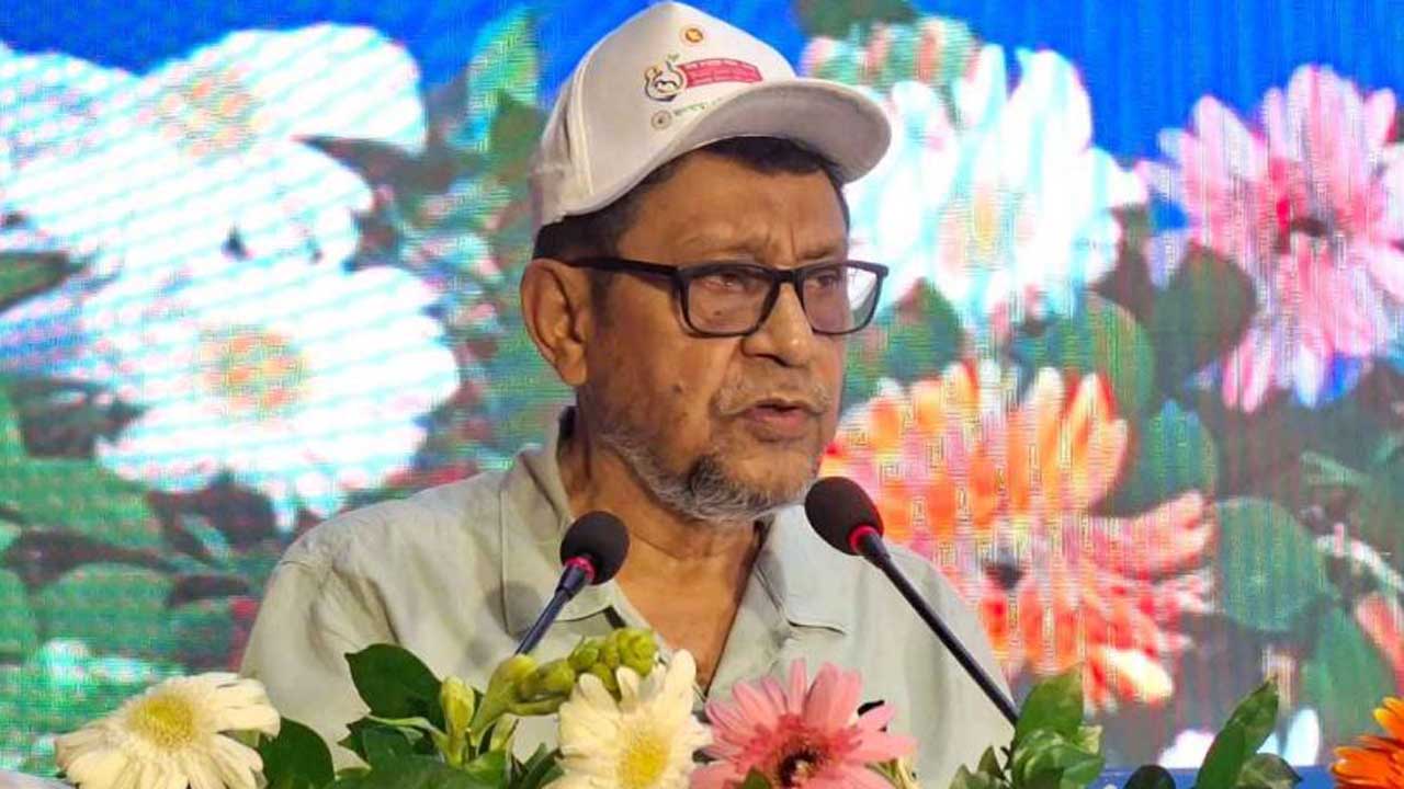 অনুষ্ঠানে বক্তব্য রাখেছেন স্বাস্থ্যমন্ত্রী সরদার মো: সাখাওয়াত হোসেন