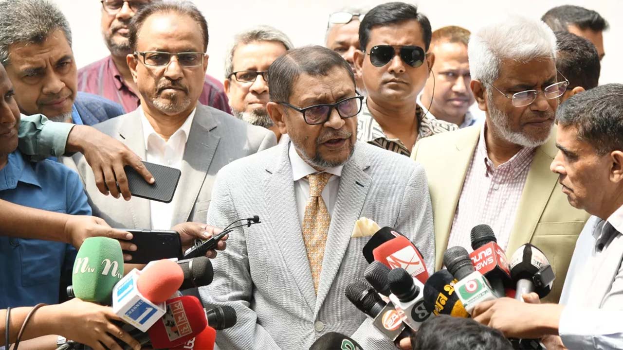 সংবাদিকদের সাথে কথা বলেন স্বাস্থ্যমন্ত্রী সরদার মো: সাখাওয়াত হোসেন