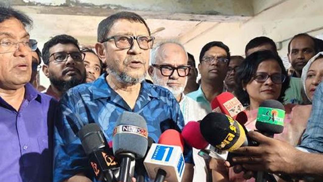 বক্তব্য দেন স্বাস্থ্যমন্ত্রী সরদার মো: সাখাওয়াত হোসেন