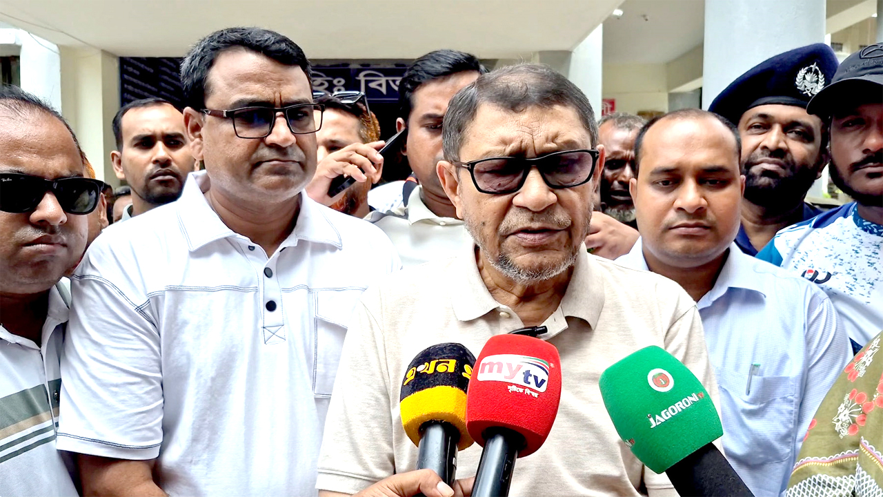 মহেশপুর উপজেলা স্বাস্থ্য কমপ্লেক্স পরিদর্শনে এসে সাংবাদিকদের সাথে কথা বলেন স্বাস্থ্যমন্ত্রী