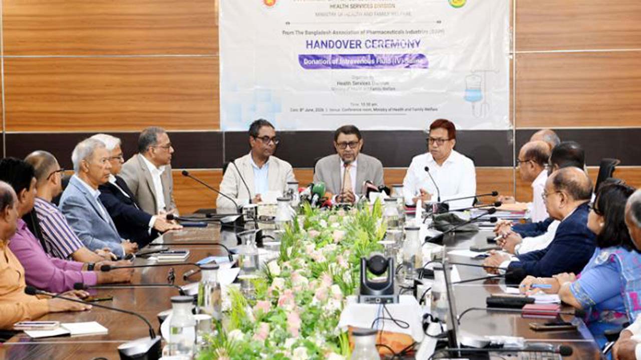সাংবাদিকদের সাথে আলাপ করছেন স্বাস্থ্যমন্ত্রী সরদার মো: সাখাওয়াত হোসেন