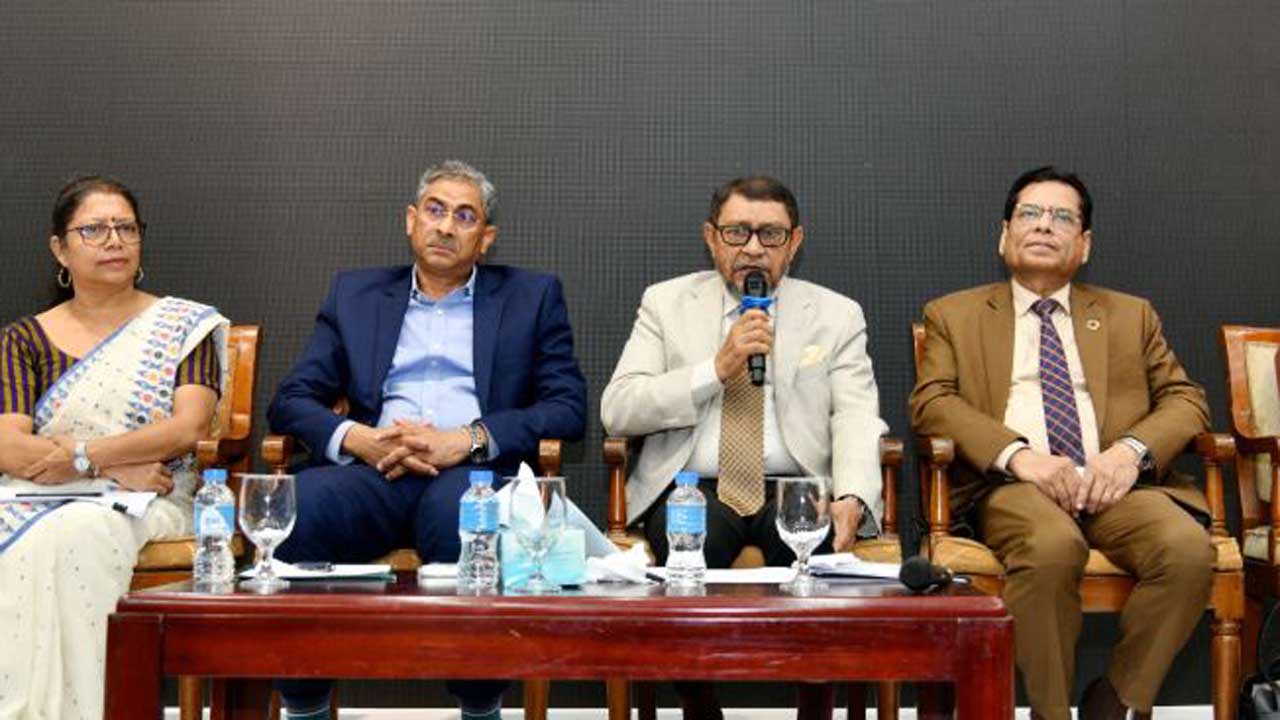 বক্তব্য রাখছেন স্বাস্থ্যমন্ত্রী সরদার সাখাওয়াত হোসেন