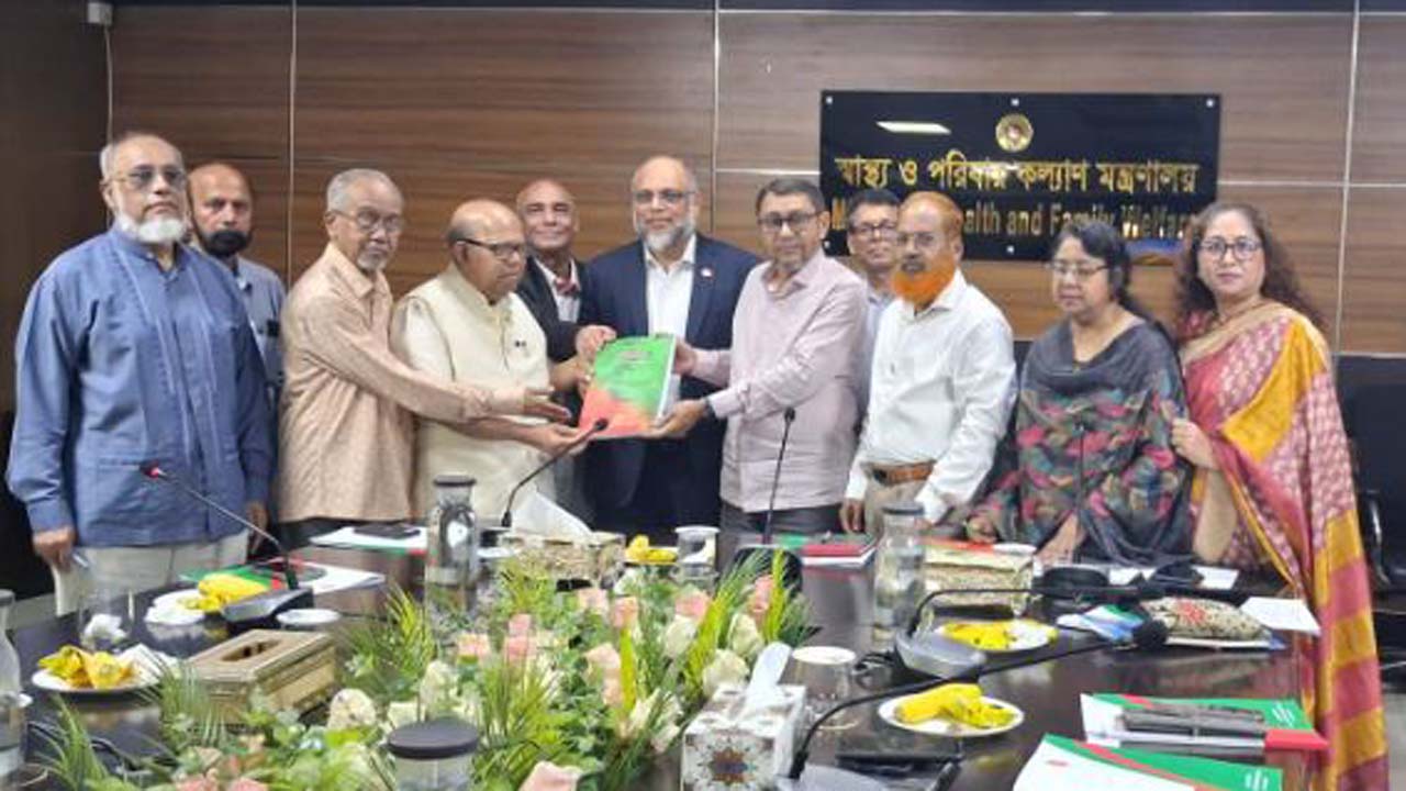 স্বাস্থ্যমন্ত্রী মো: সাখাওয়াত হোসেনের সাথে সাক্ষাৎ করেন স্বাস্থ্য খাত সংস্কার কমিশনের প্রধান অধ্যাপক ডা. এ কে আজাদ