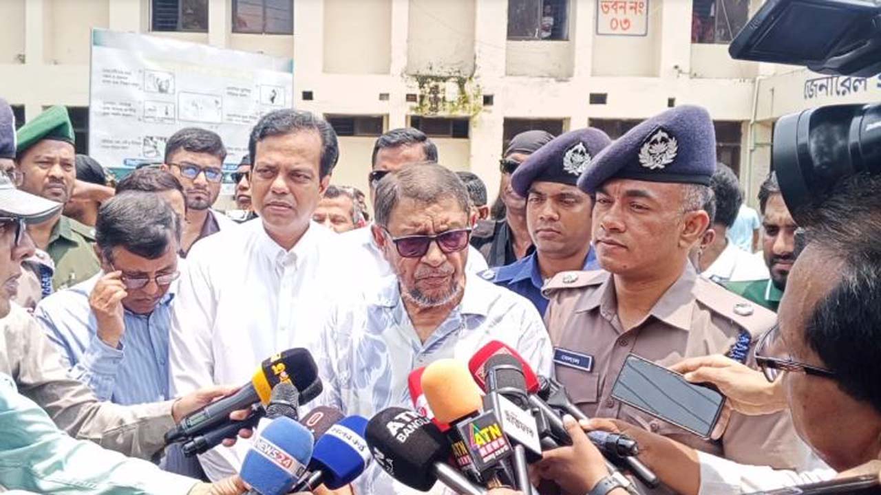 সাংবাদিকদের সাথে আলাপ করছেন স্বাস্থ্যমন্ত্রী সরদার মো: সাখাওয়াত হোসেন