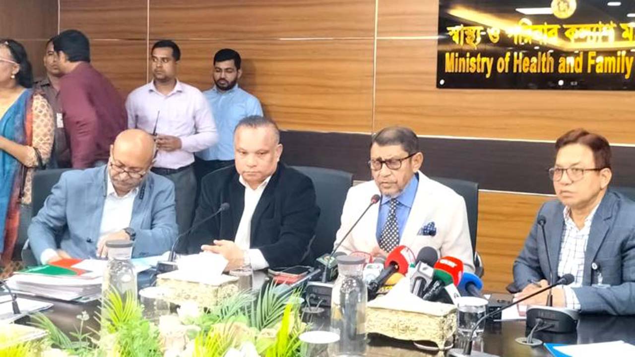 সচিবালয়ে বৈঠকে স্বাস্থ্য ও পরিবারকল্যাণমন্ত্রী সরদার মো: সাখাওয়াত হোসেন