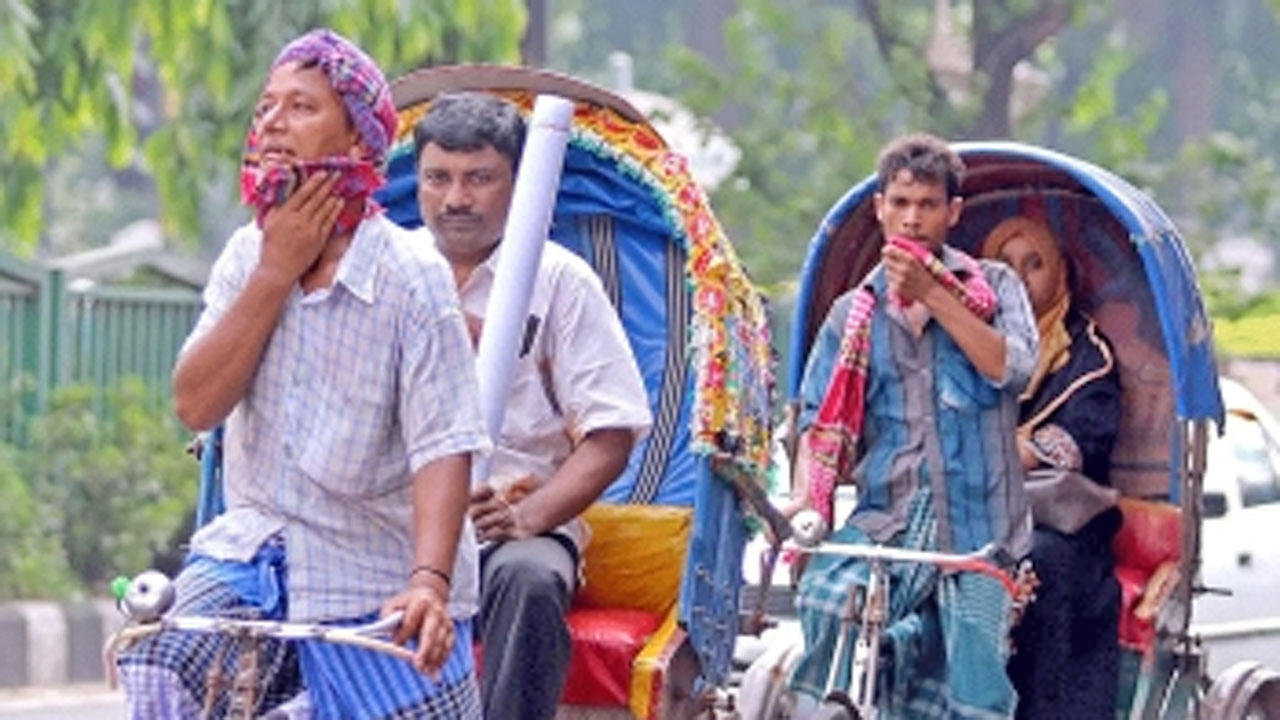 তীব্র রোদে রিকশাচালকের ক্লান্ত পথচলা