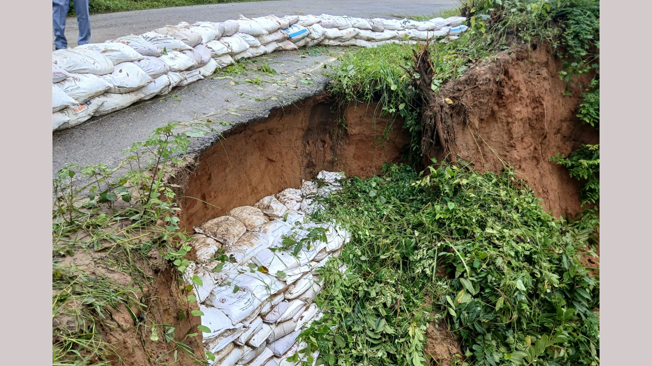 মহাসড়কের ভাঙনকবলিত অংশে বালুর বস্তা দিয়ে সাময়িক মেরামতের চেষ্টা চালায় সড়ক বিভাগ