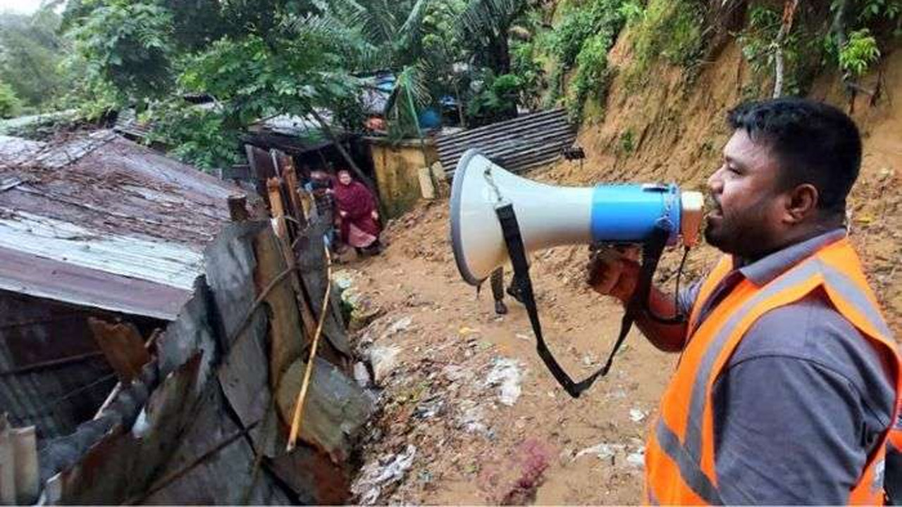পাহাড়ধসের আশঙ্কায় ঝুঁকিপূর্ণ এলাকা থেকে সরে যেতে মাইকিং করেছে চট্টগ্রাম জেলা প্রশাসন