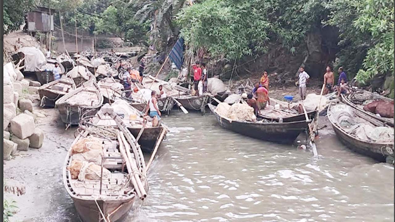 আজ মধ্যরাতেই মাছ ধরার জন্য প্রস্তুতি নিচ্ছেন স্থানীয় জেলেরা