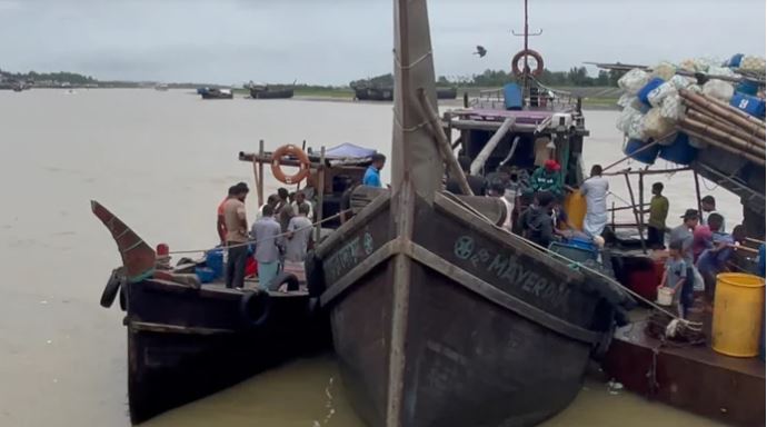 উপকূলের পাঁচ শতাধিক ট্রলার ঘাটে নোঙর করে অলস সময় কাটাচ্ছে