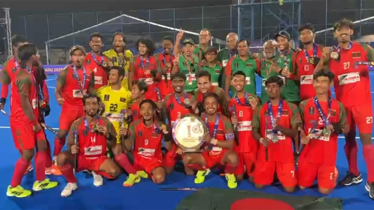 ট্রফি হাতে বাংলাদেশ হকি দল