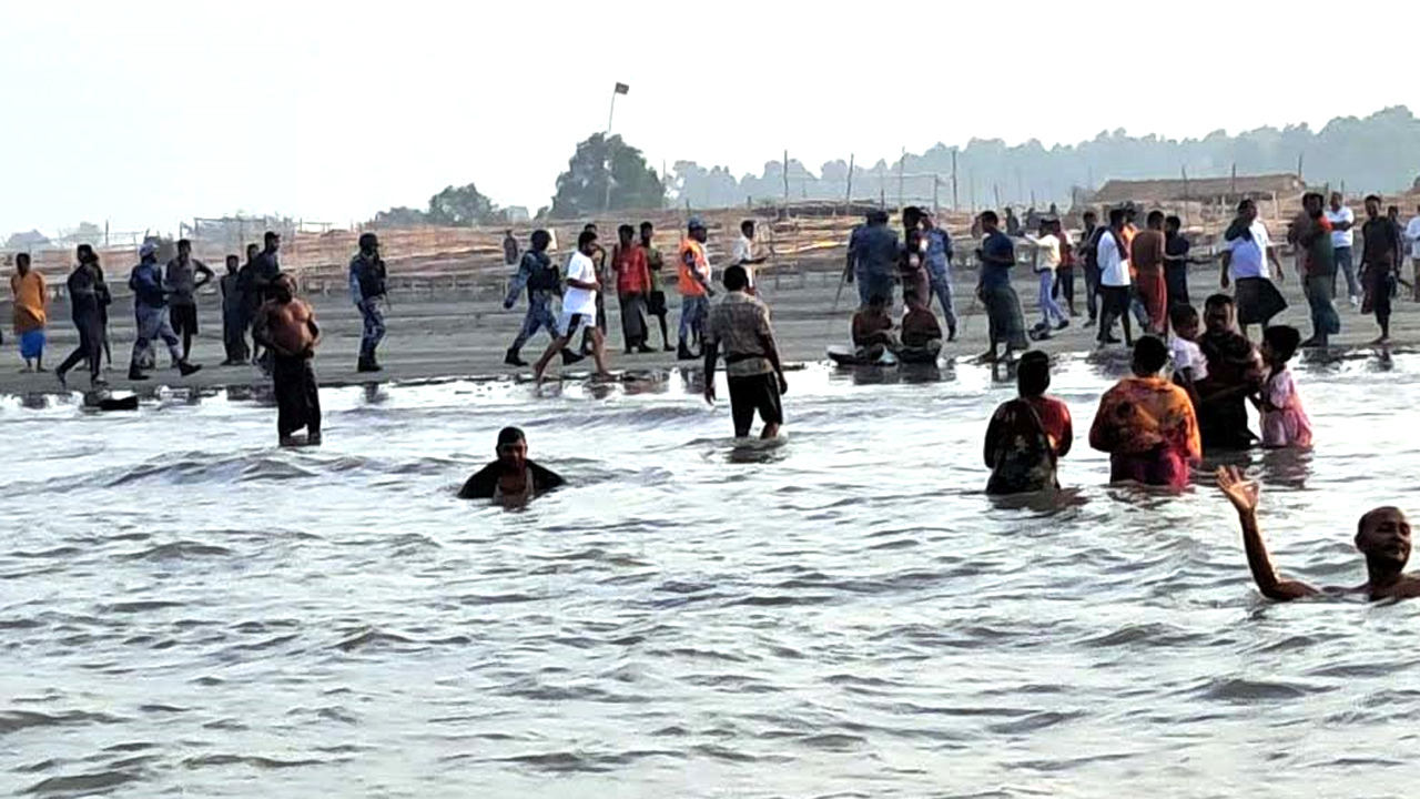 ভোরে হাজারো নারী-পুরুষ ও শিশু ভক্তবৃন্দ আলোরকোল সমুদ্র সৈকতে নেমে স্নান করেন