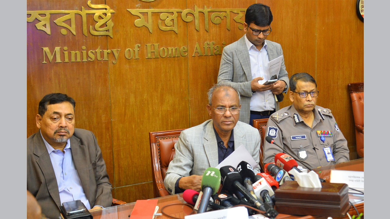 স্বরাষ্ট্র মন্ত্রণালয়ের সম্মেলন কক্ষে আইনশৃঙ্খলা সংক্রান্ত কোর কমিটির সভা শেষে সাংবাদিকদের ব্রিফিং করছেন স্বরাষ্ট্র উপদেষ্টা লেফটেন্যান্ট জেনারেল (অব.) মো: জাহাঙ্গীর আলম চৌধুরী