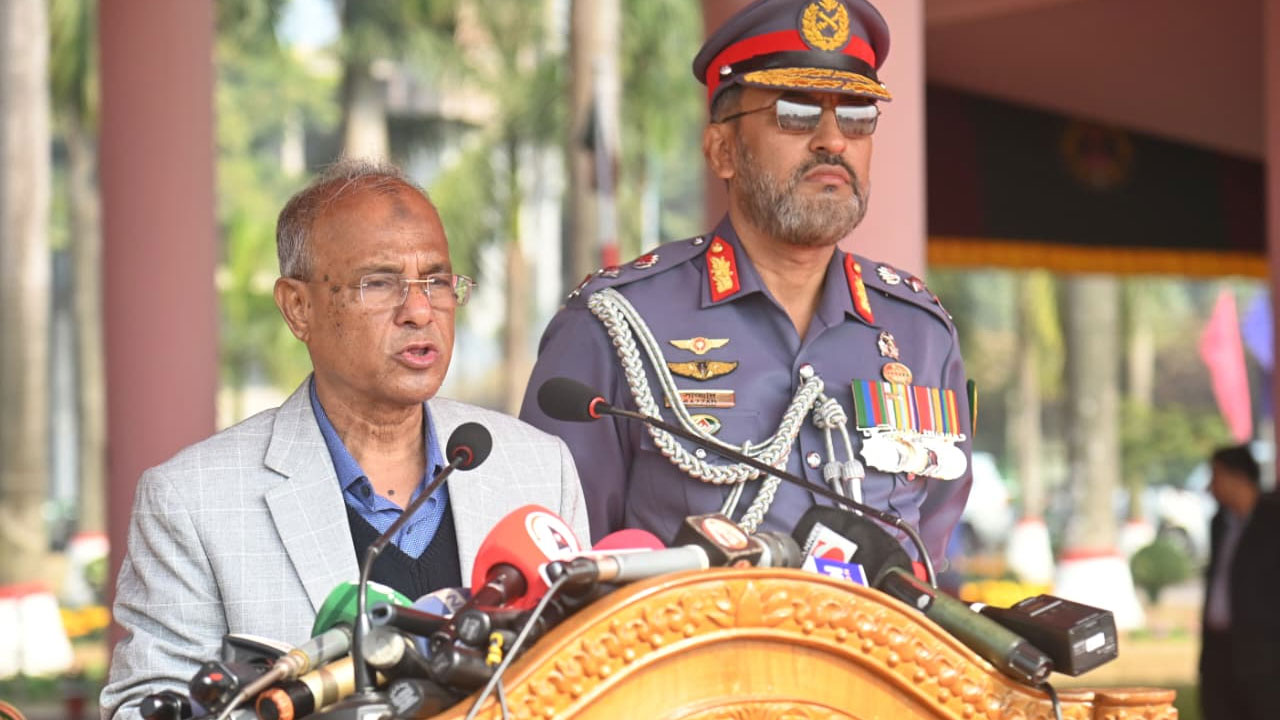 কথা বলছেন স্বরাষ্ট্র উপদেষ্টা লেফটেন্যান্ট জেনারেল মো: জাহাঙ্গীর আলম চৌধুরী (অব.)