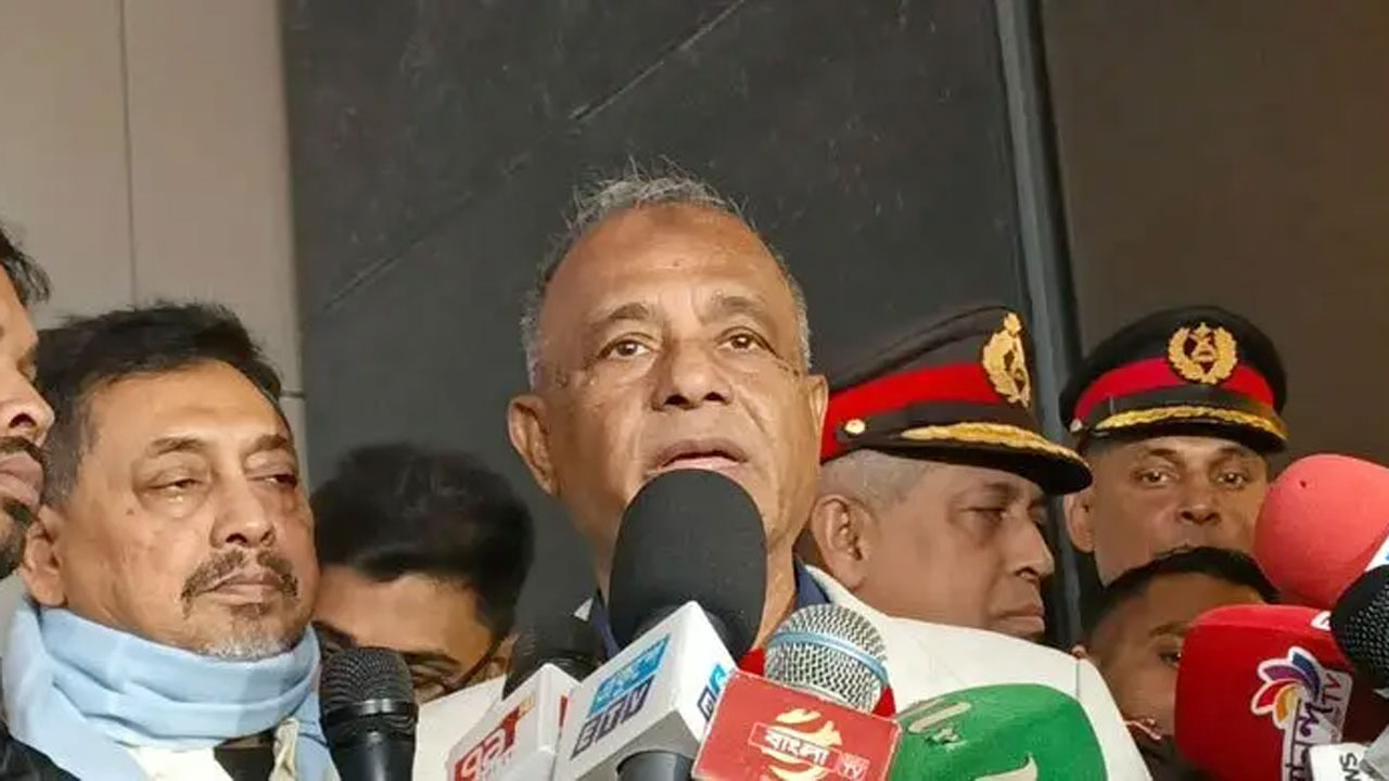 সাংবাদিকদের সাথে কথা বলছেন স্বরাষ্ট্র উপদেষ্টা