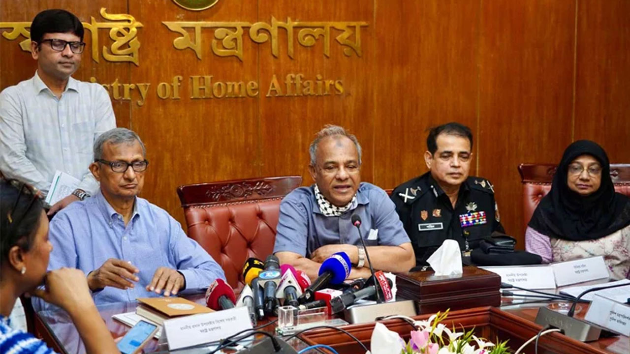 স্বরাষ্ট্র উপদেষ্টা লেফটেন্যান্ট জেনারেল (অব.) জাহাঙ্গীর আলম চৌধুরী