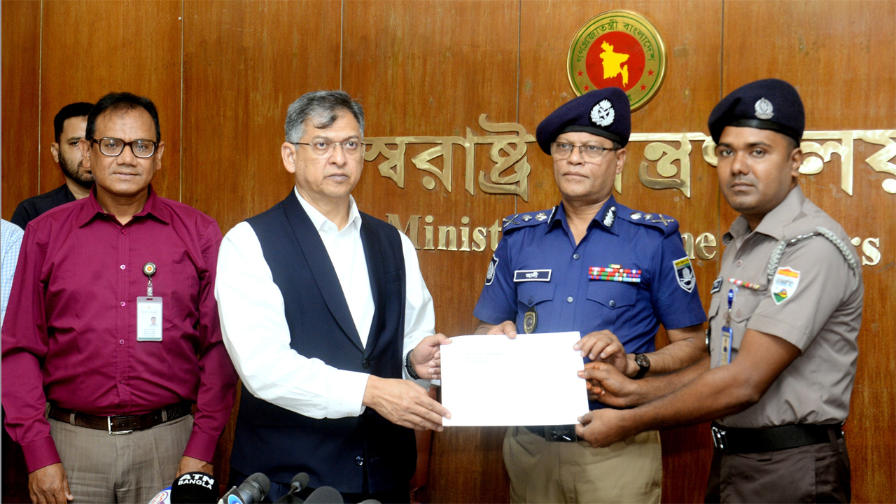 পুলিশ সদস্যদের সাহসীকতা ও প্রসংশনীয় কাজের স্বীকৃতিস্বরূপ পুরস্কার বিতরণ অনুষ্ঠানে স্বরাষ্ট্রমন্ত্রী