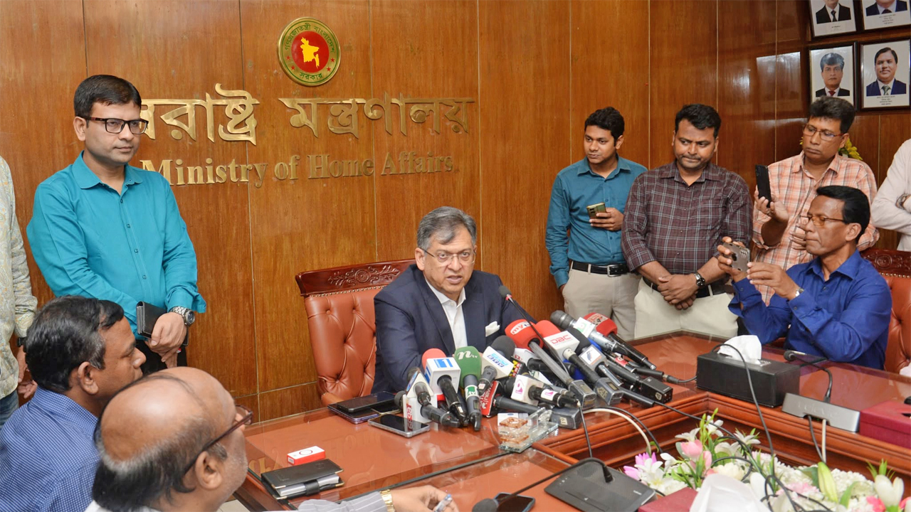 স্বরাষ্ট্রমন্ত্রী সালাহউদ্দিন আহমদ