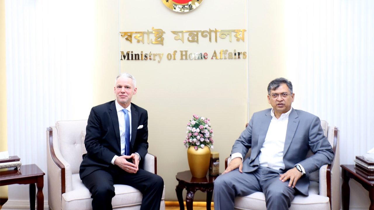 সুইজারল্যান্ডের রাষ্ট্রদূত রেটো রেংগলি ও স্বরাষ্ট্রমন্ত্রী সালাহউদ্দিন আহমদ