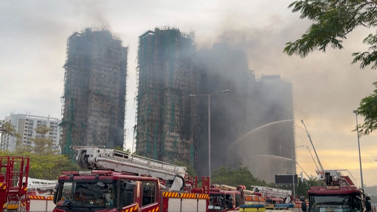 পুড়ে যাওয়া ভবনগুলো থেকে ধোঁয়া উড়ছে