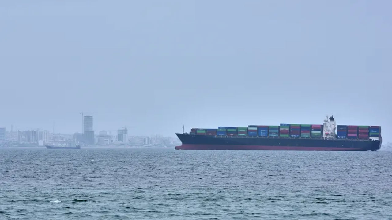 হরমুজ প্রণালীতে জাহাজ চলাচল