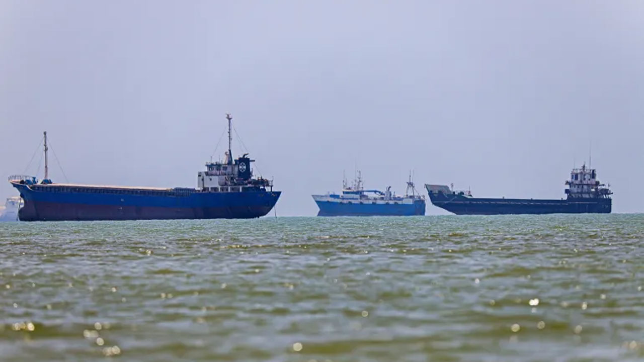 হরমুজ প্রণালীতে জাহাজ চলাচল
