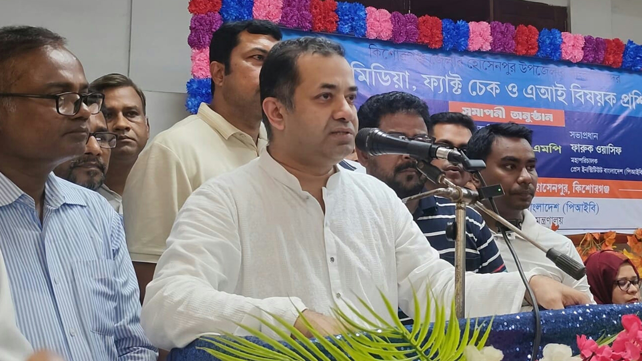প্রধান অতিথির বক্তব্য দিচ্ছেন তথ্য ও সম্প্রচার প্রতিমন্ত্রী ইয়াসের খান চৌধুরী