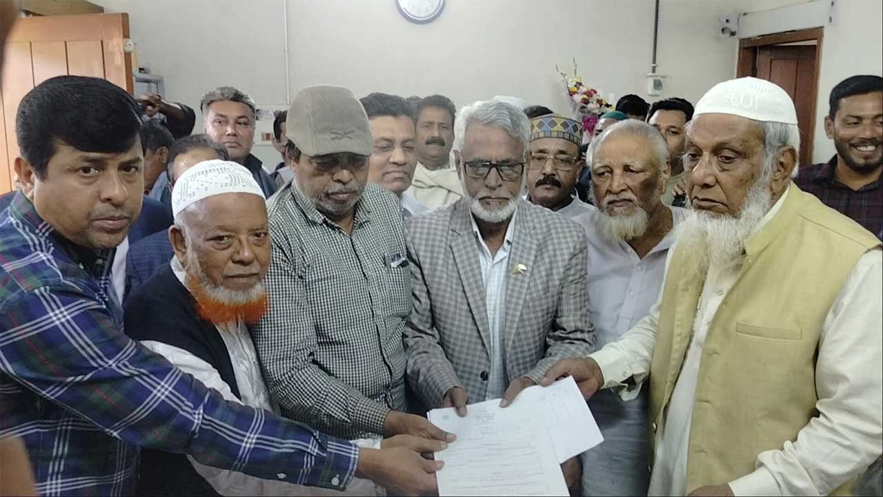 জেলা প্রশাসক ও রিটার্নিং অফিসারের কার্যালয় থেকে তিনি মনোনয়ন ফরম সংগ্রহ করেন কিশোরগঞ্জ-১ আসনের বিএনপি প্রার্থী মাজহারুল ইসলাম