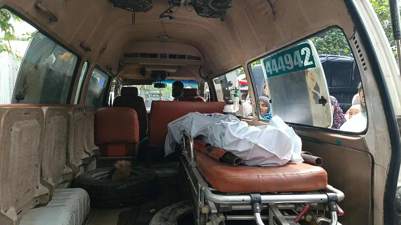 পারুল আক্তার দীর্ঘদিন ধরে মানসিক ভারসাম্যহীনতায় ভুগছিলেন। এর আগেও তিনি একাধিকবার