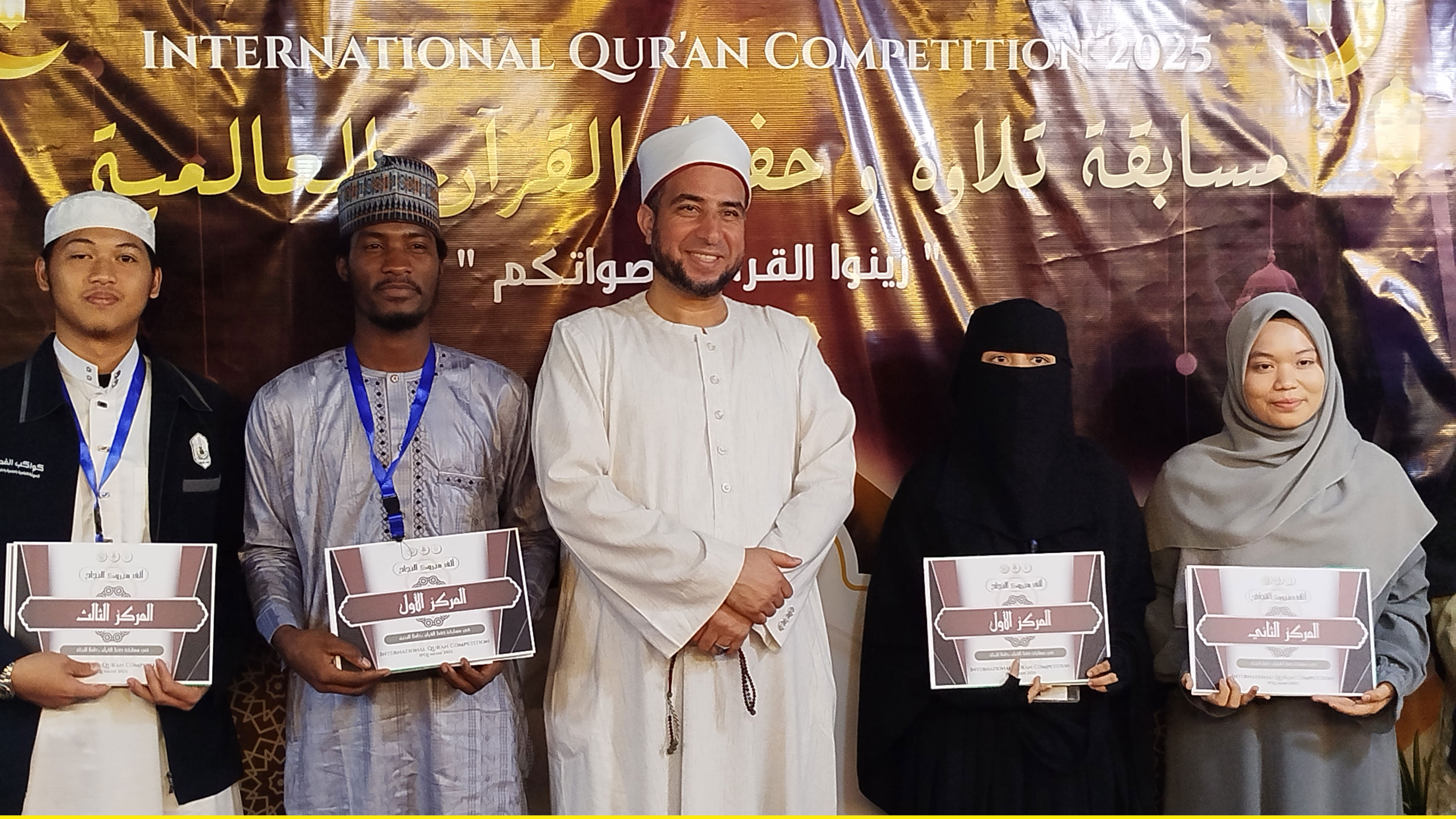 অন্যান্য বিজয়ীদের সাথে হুমায়রা মাসুদ (নেকাব পরিহিতা)