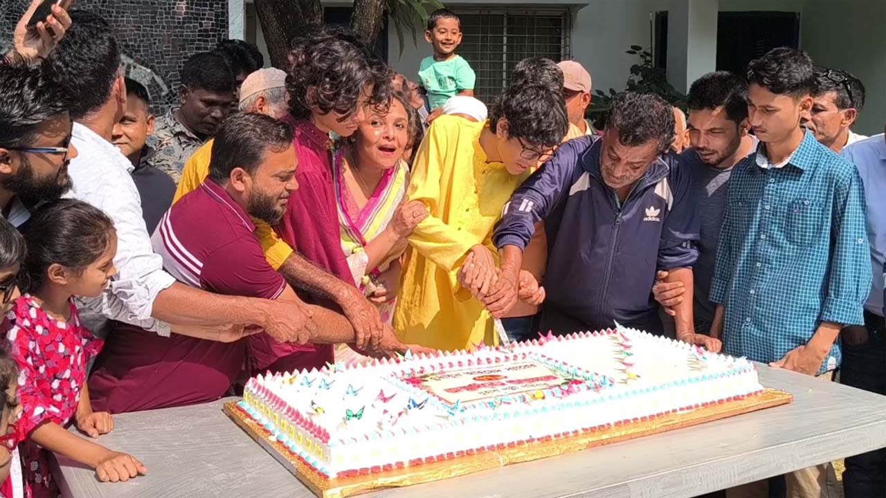 নুহাশপল্লীতে কেক কেটে হুমায়ূন আহমেদের জন্মদিন পালন