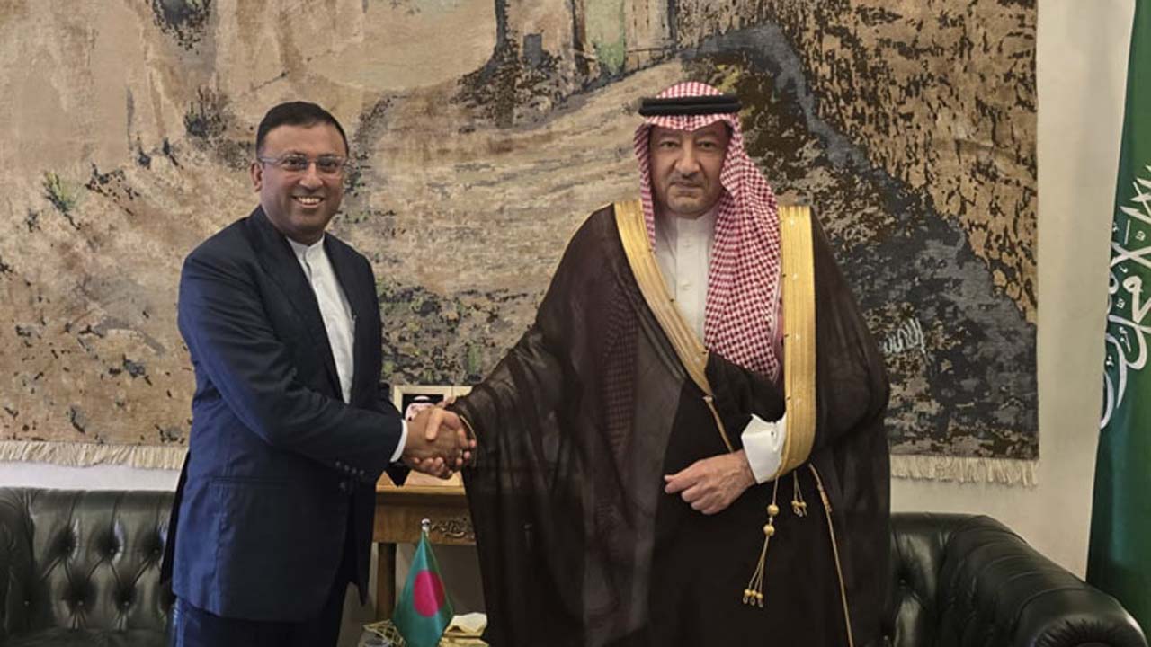 উপদেষ্টা হুমায়ুন কবির সৌদি আরবের উপ-পররাষ্ট্রমন্ত্রীর সাথে সাক্ষাৎ করেন