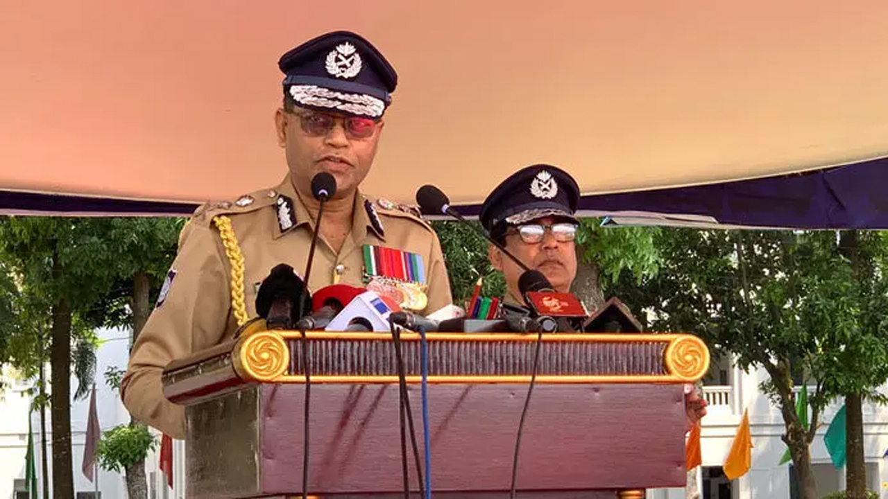 বাংলাদেশ পুলিশ একাডেমিতে ৪১তম ক্যাডেট এসআই ব্যাচের সমাপনী কুচকাওয়াজ অনুষ্ঠানে বক্তব্য দেন আইজিপি মো. আলী হোসেন ফকির