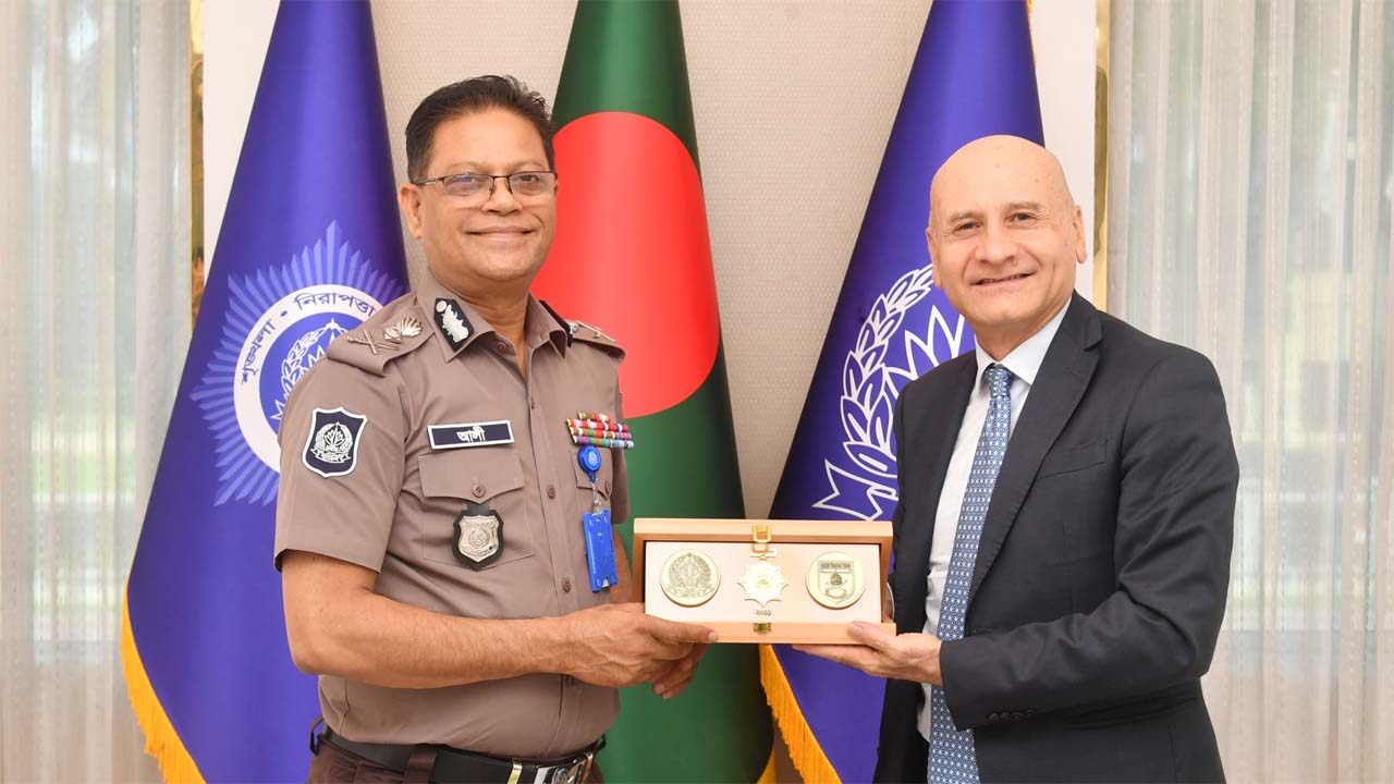 আইজিপি মো: আলী হোসেন ফকিরের সাথে সৌজন্য সাক্ষাৎ করেছেন ইতালির রাষ্ট্রদূত ড. আন্তোনিও আলেসান্দ্রো