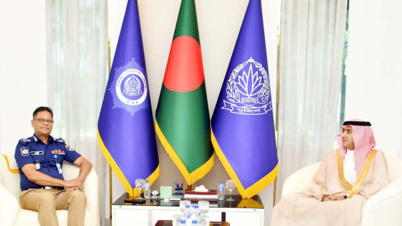 আইজিপি মো: আলী হোসেন ফকিরের সাথে সাক্ষাৎ করেছেন সৌদি আরবের রাষ্ট্রদূত ড. আব্দুল্লাহ জাফের এইচ বিন আবিয়াহ