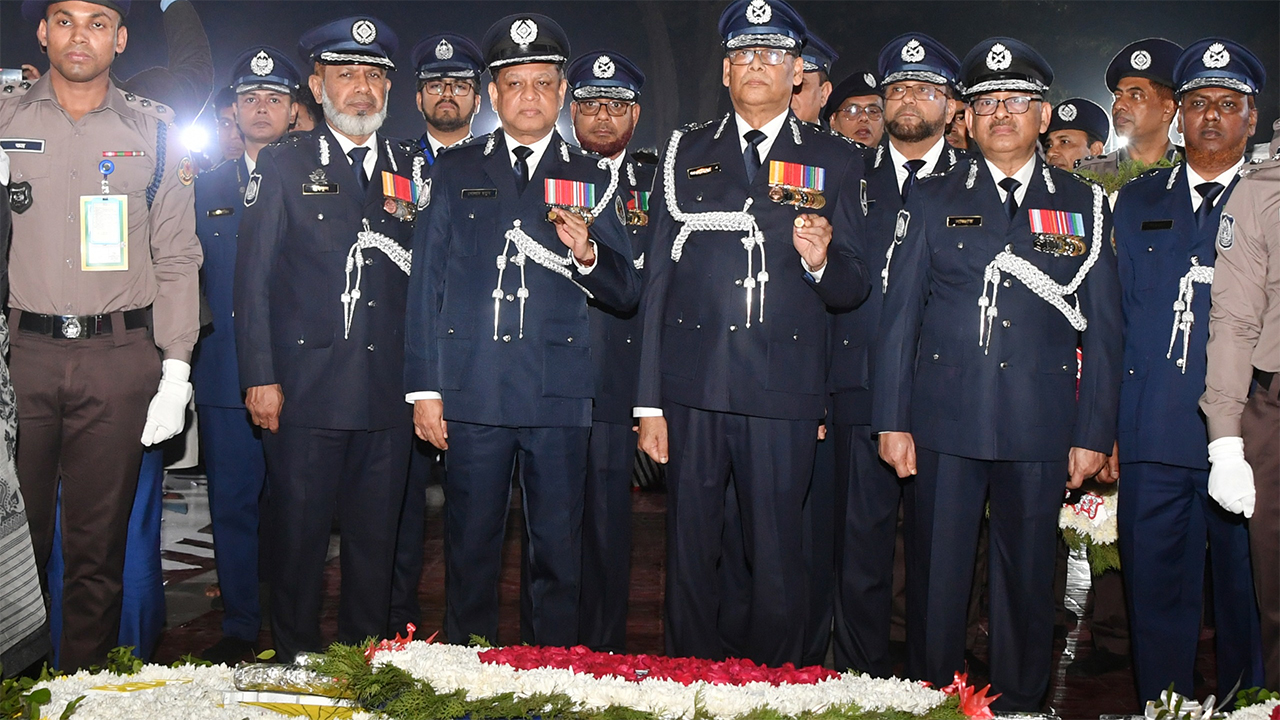 কেন্দ্রীয় শহীদ মিনারে ভাষা শহীদদের প্রতি শ্রদ্ধা জানাচ্ছেন আইজিপি ও ডিএমপি কমিশনারসহ অন্যরা