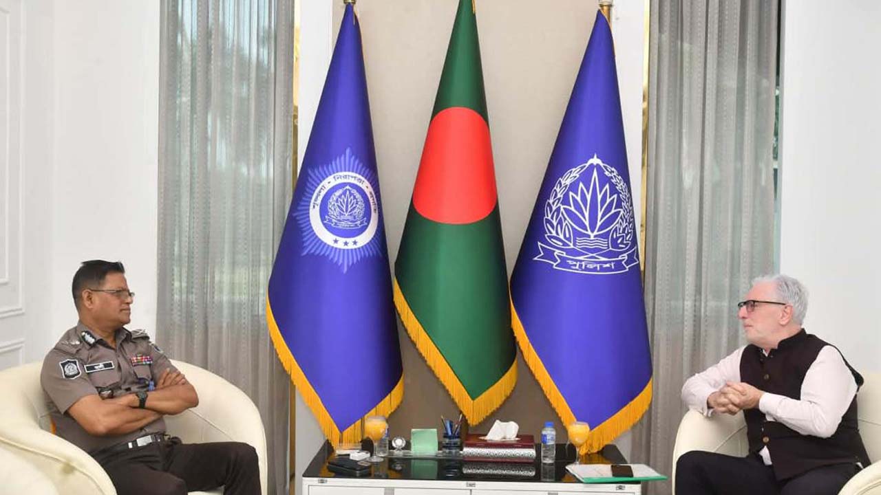 আইজিপি মো: আলী হোসেন ফকিরের সাথে বাংলাদেশে নিযুক্ত আয়ারল্যান্ডের রাষ্ট্রদূত কেভিন কেলি সৌজন্য সাক্ষাৎ করেছেন