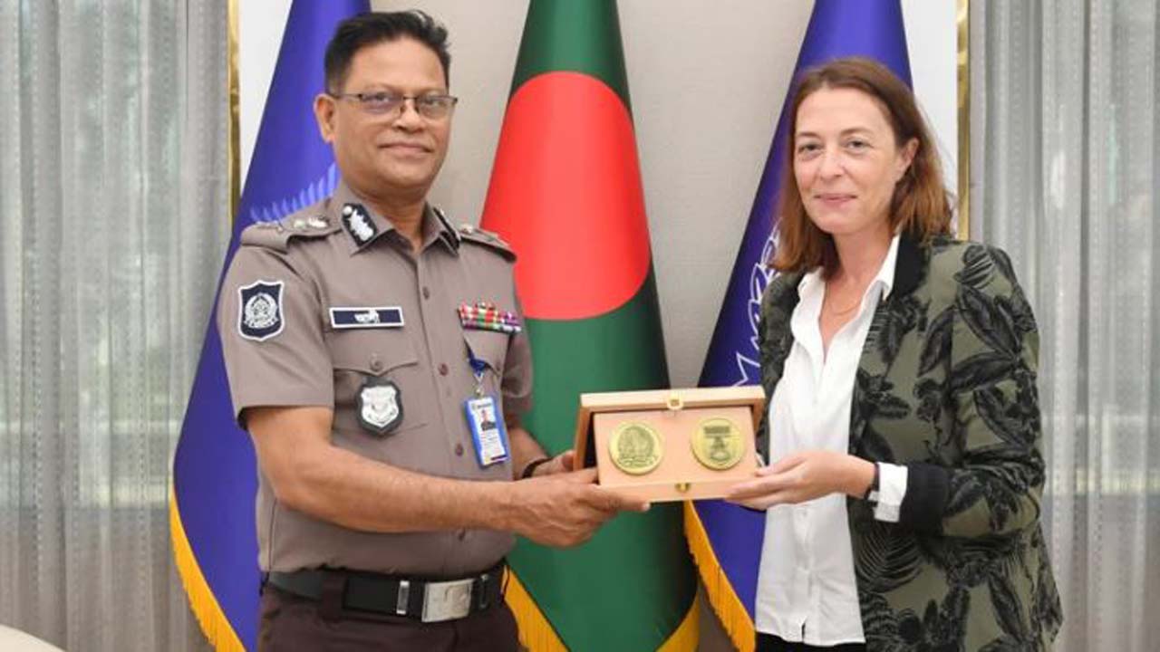 আইজিপি মো: আলী হোসেন ফকিরের সাথে সাক্ষাৎ করেছেন ফ্রান্সের ডেপুটি হোমল্যান্ড সিকিউরিটি অ্যাটাশে ক্রিস্তেল ফন্টেইন