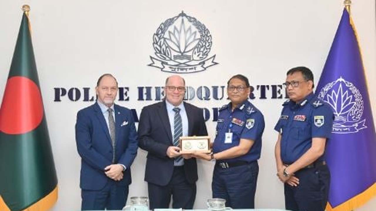 আইজিপি বাহারুল আলমের সাথে রেড ক্রস প্রতিনিধিদল সাক্ষাৎ করেছে