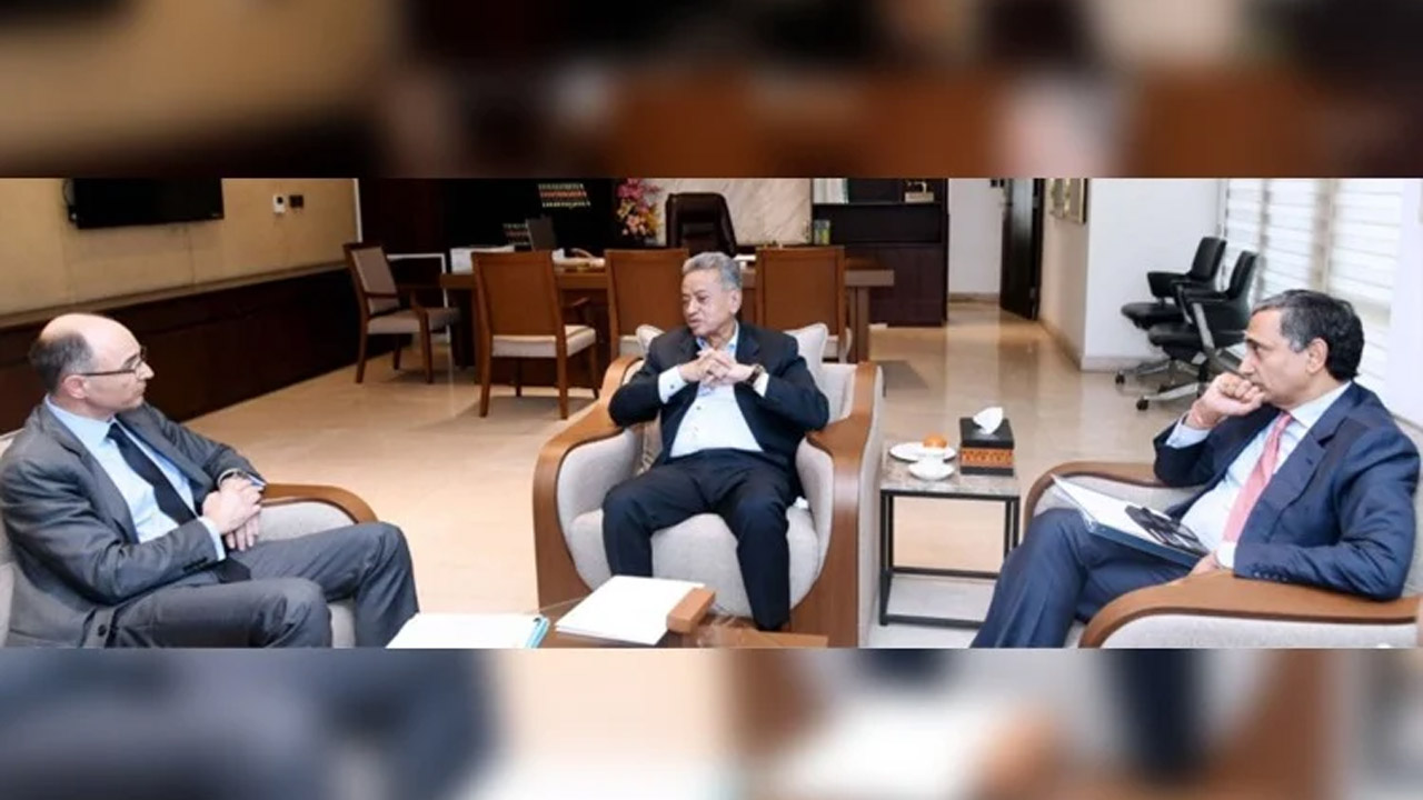 আইএমএফের সফররত এশিয়া ও প্যাসিফিক বিভাগের পরিচালক কৃষ্ণা শ্রীনিবাসনের সাথে অর্থমন্ত্রী আমির খসরু মাহমুদ চৌধুরীর বৈঠক