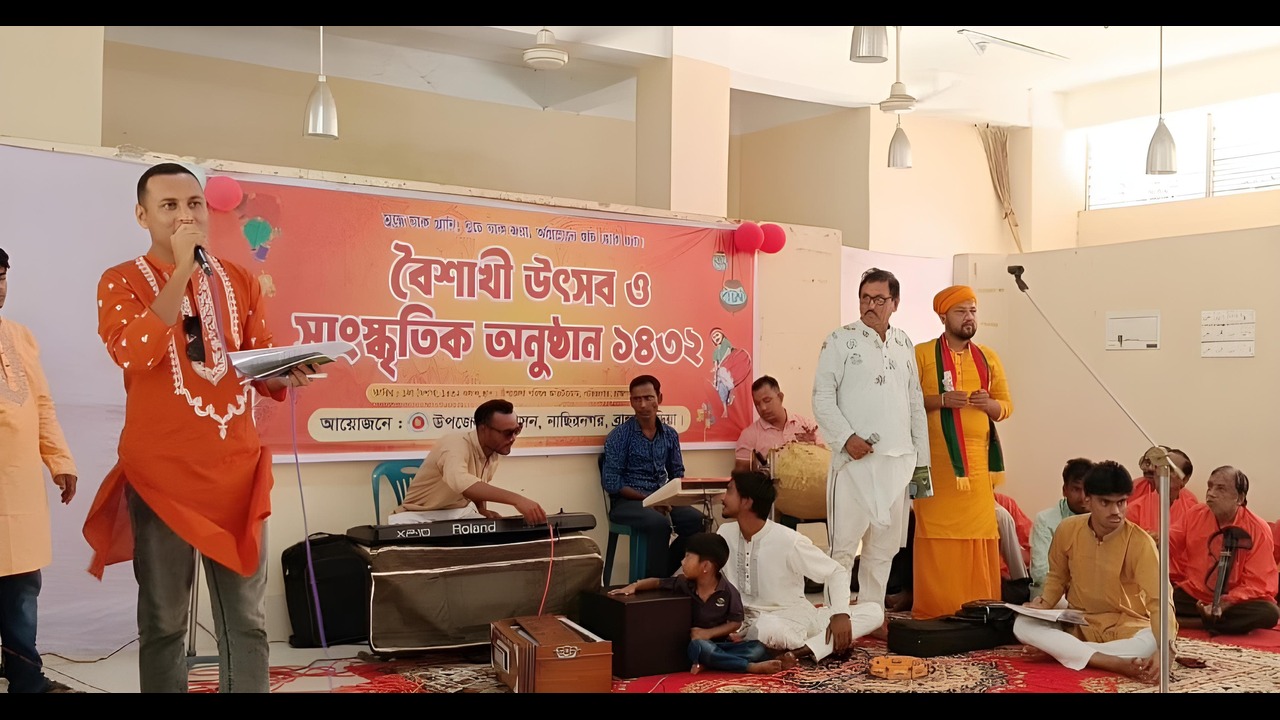 প্রশাসনের বর্ষবরণ অনুষ্ঠানে উপস্থাপনা করছেন ছাত্রলীগকর্মী দিদার