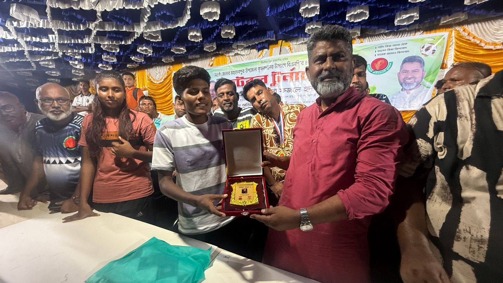 মহাদেবপুরে ১২ দলের ফুটবল টুর্নামেন্টের পুরস্কার বিতরণ