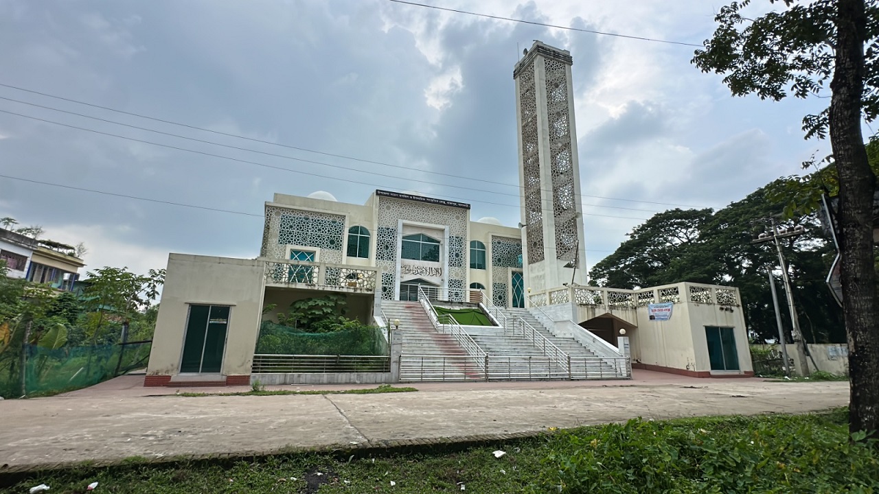 সাত দিন ধরে বিদ্যুৎহীন রাজাপুর মডেল মসজিদ, অজুর পানিও বন্ধ
