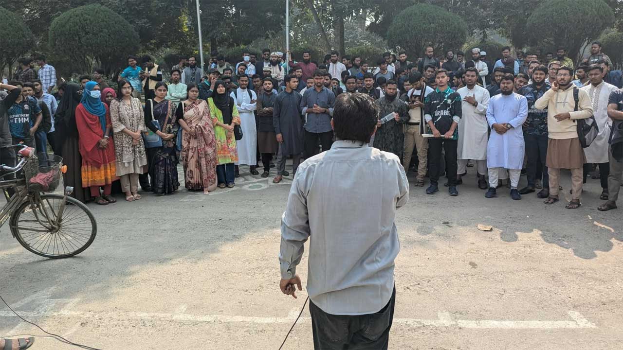 শিক্ষককে অপহরণের প্রতিবাদে ইবি ক্যাম্পাসে ট্যুরিজম অ্যান্ড হসপিটালিটি ম্যানেজমেন্ট বিভাগের শিক্ষার্থীদের বিক্ষোভ