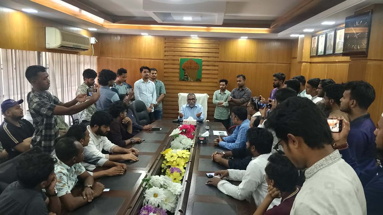 ‘মুভমেন্ট ফর ইকসু’ প্লাটফর্মের প্রতিনিধিদল ভিসির সাথে সাক্ষাৎ