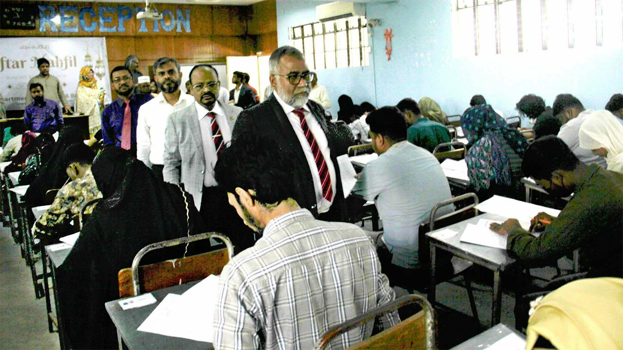 কেন্দ্র পরিদর্শন করেন ইবি ভিসি অধ্যাপক ড. নকীব মোহাম্মদ নসরুল্লাহসহ অন্যরা