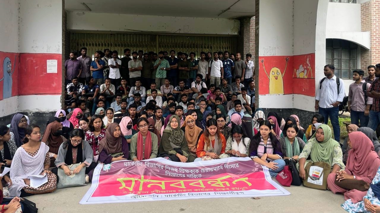 ইবিতে নিজ বিভাগের শিক্ষককে সভাপতি নিয়োগের দাবিতে ব্যবসায় প্রশাসন অনুষদ ভবনে তালা