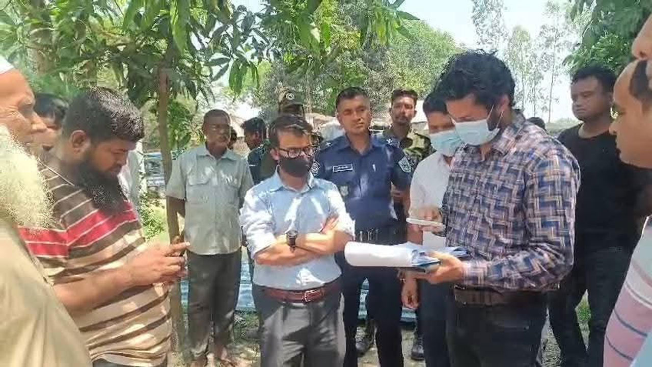 অভিযানে ‘থ্রি স্টার’ নামের একটি কারখানায় অবৈধভাবে পুরাতন ব্যাটারি গলিয়ে সিসা (লেড) তৈরির প্রমাণ পাওয়া যায়